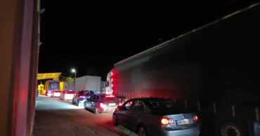 Juglindja një javë e bllokuar  Vijon fluksi i lartë i kamionëve në doganën e Bllatës dhe Rrugën e Arbrit