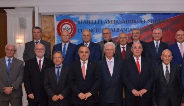  Dëmton sistemin e karrierës diplomatike   Këshilli i Ambasadorëve Shqiptarë kundërshton projektligjin për 