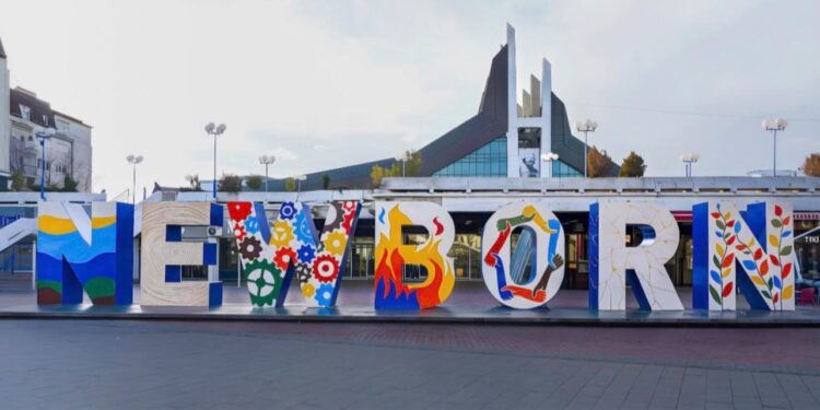 Simbol i procesit në Hagë  Newborn i  burgoset  dhe mbulohet me 5 mijë emblema të UÇK së  Rama nxjerr pamjet