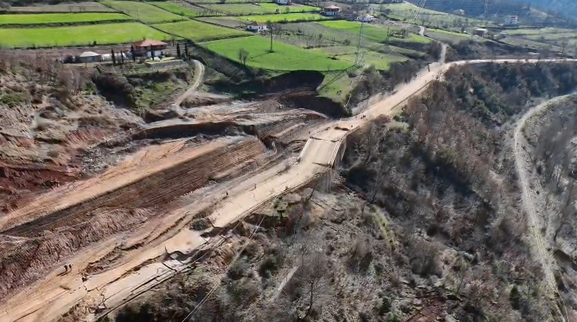 Pas bllokimit të rrugës Librazhd Prrenjas  rritet çmimi i biletës së transportit  qytetarët të shqetësuar  Për shumë familje  e papërballueshme