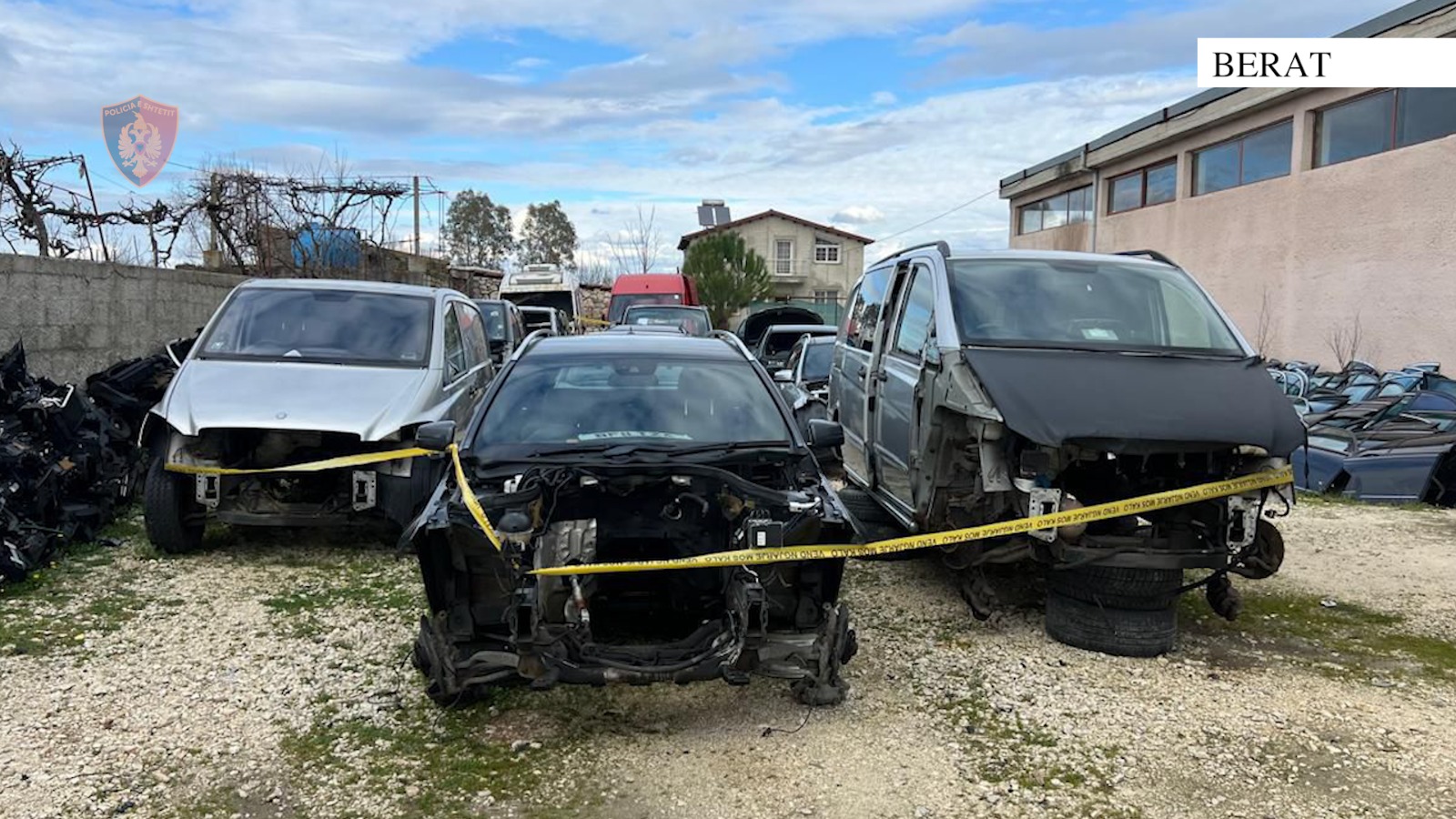 Çmontonin dhe shisnin pjesë automjetesh të kontrabanduara  kryesisht nga Britania  arrestohet njëri nga pronarët  një tjetër në kërkim