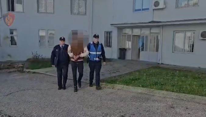 Sekuestrohen 3 armë zjarri  fara kanabisi  drogë dhe sasi municioni luftarak  arrestohet i riu në Përmet