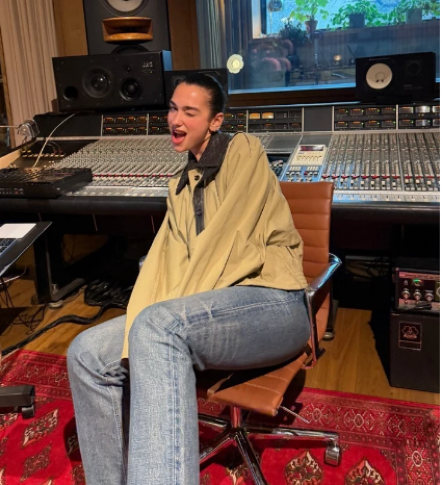 Dua Lipa rikthehet në studio në Paris për projekte të reja muzikore