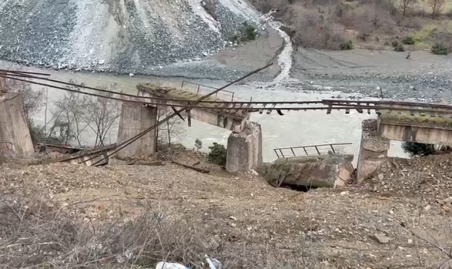 Vijon të shembet rruga në drejtim të Prrenjasit  12 km larg Dragostunjës  e  merr  lumi urën hekuroudhore