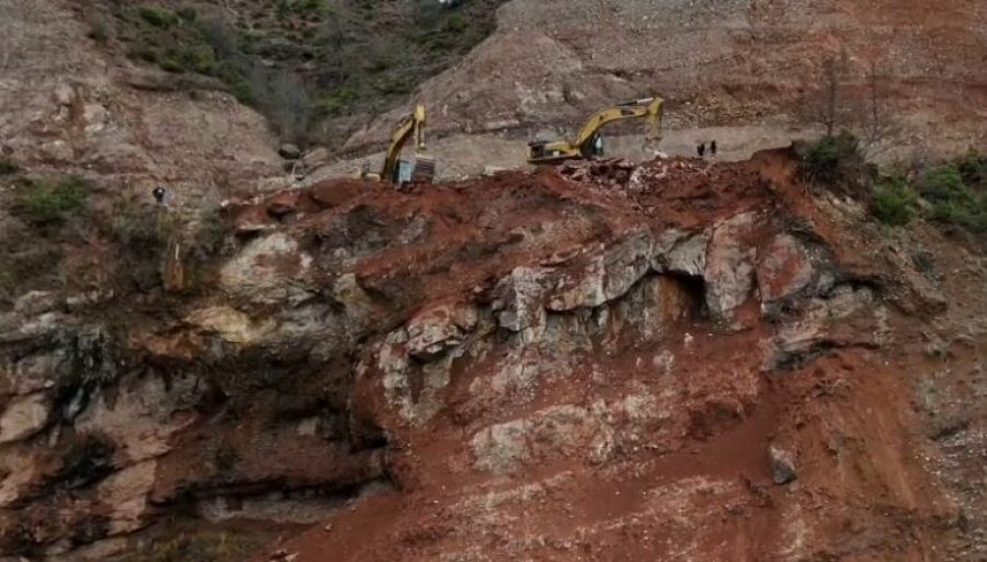 Bllokimi i rrugës te  Kthesa e Dragostunjës   policia  Drejtuesit të përdorin aksin Maliq   Lozhan   Elbasan