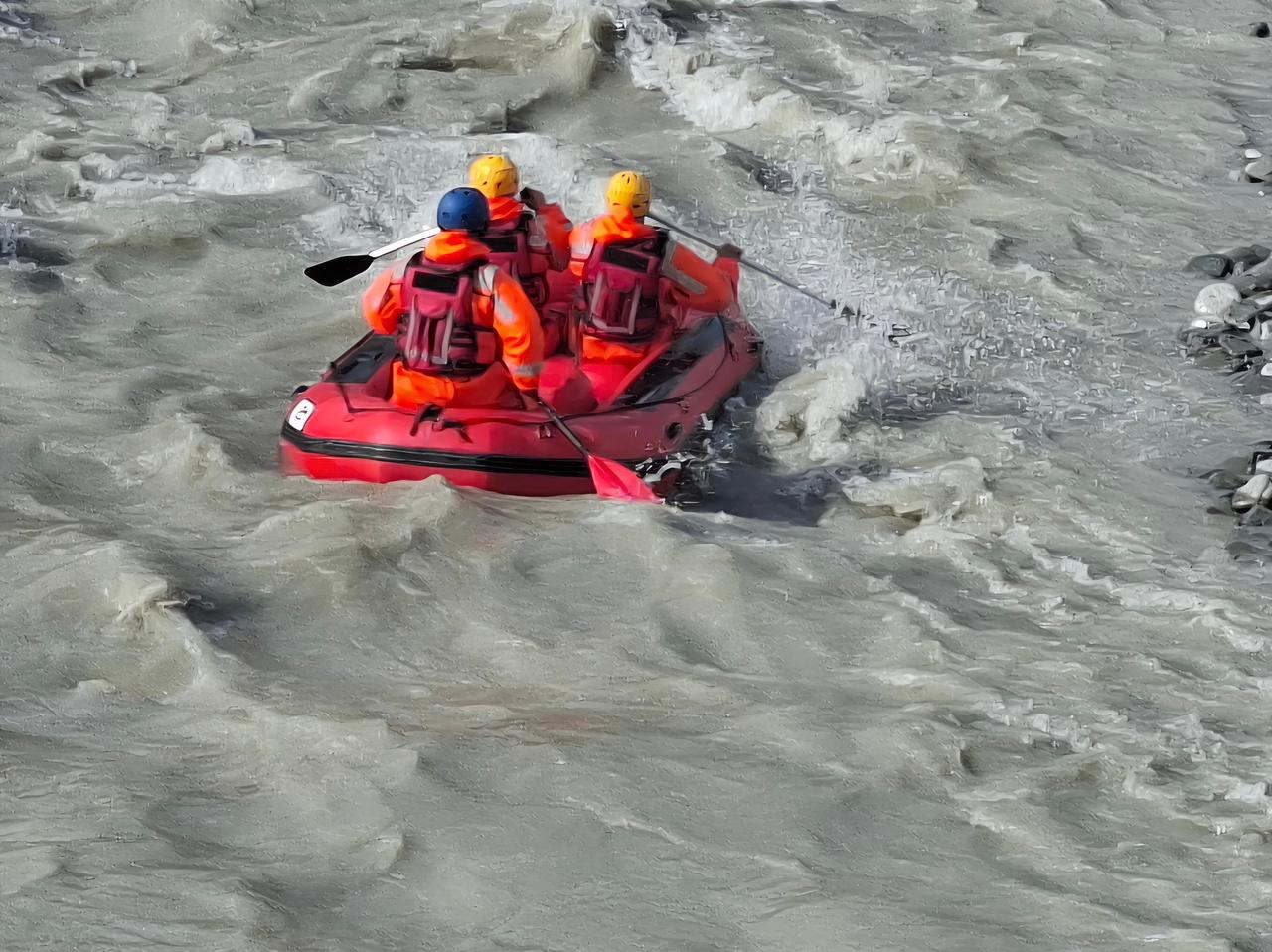  Vëlla po hidhem   Dyshohet se u mbyt në kanionet e Osumit  vijojnë kërkimet me polumbarë për gjetjen e trupit të 42 vjeçarit