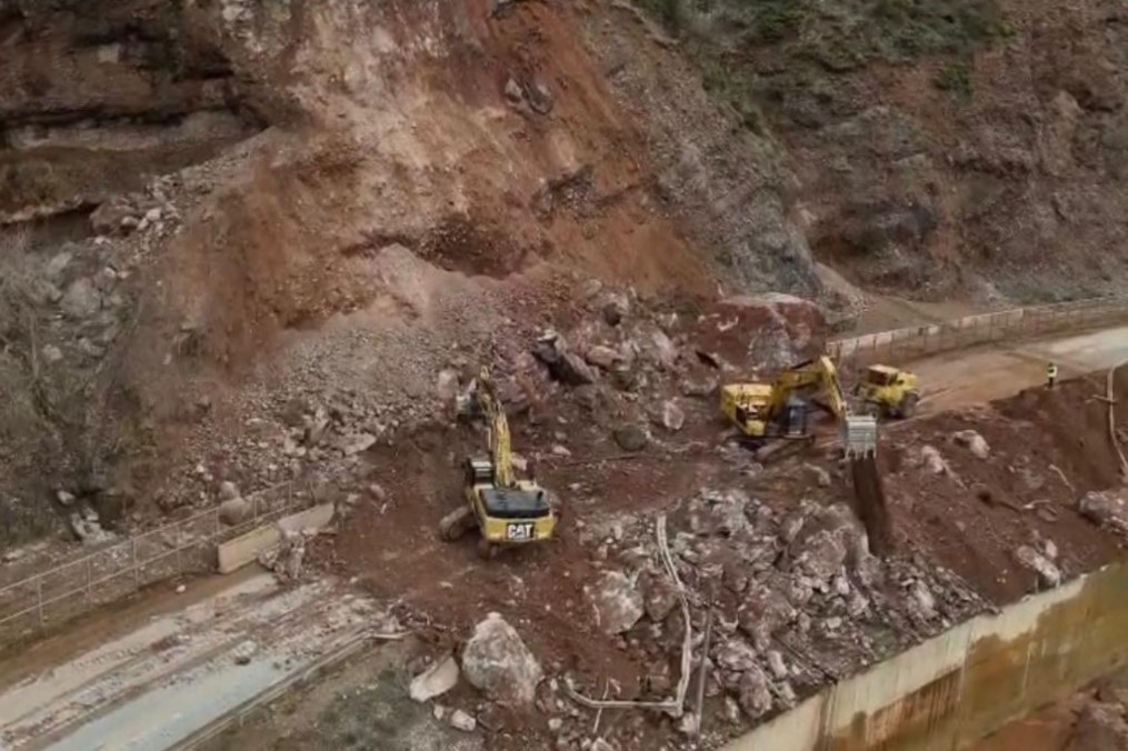  Rrugë që shemben  para që vidhen   Bllokimi i aksit Librazhd Prrenjas  Tedi Blushi  Korrupsioni Rama Balluku vë në rrezik jetën e qytetarëve