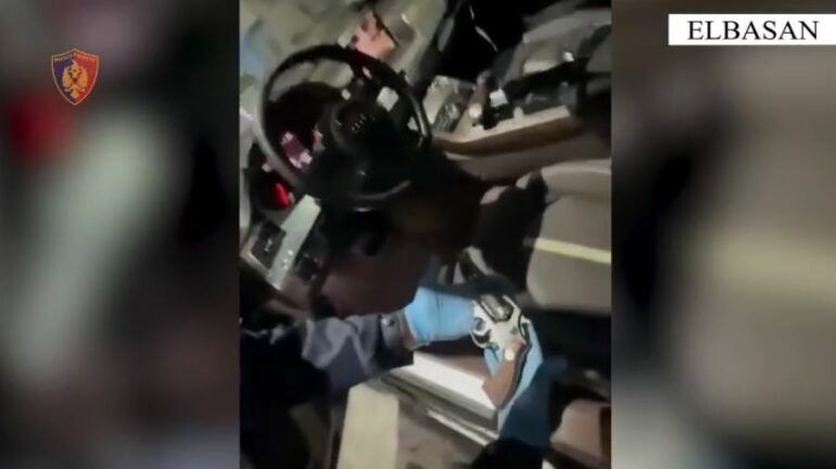Me fenelina si të policisë dhe armë zjarri në automjet  arrestohet 32 vjeçari në Elbasan