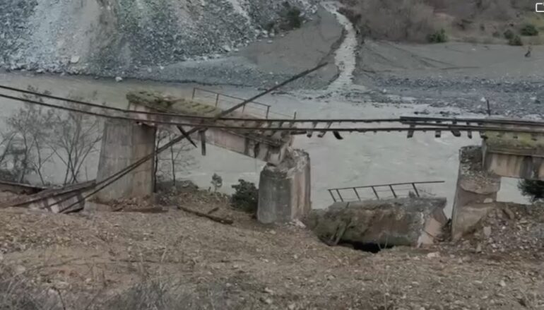 Pjesë e hekurudhës  Pas Dragostunjës  shembet edhe një tjetër urë pranë Murrashit  shkatërrohet totalisht