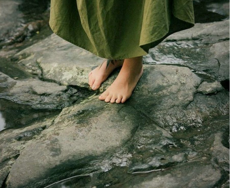 Gjithë jetën na kanë thënë të mos ecim zbathur   dhe e kanë pasur shuuumë gabim 