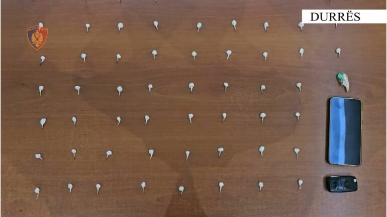 Shisnin drogë në qytet  një në pranga dhe një i proceduar në Durrës