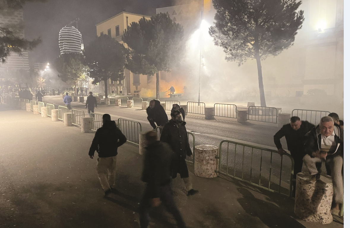 Dje Tirana ngjante me Teheranin nga molotovi dhe gazi lotsjellës