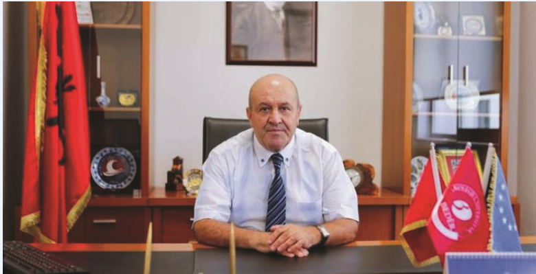 Prof  Gjergj Sinani  Demokracia nuk është thjesht çështje metode  por edukimi  që qytetarët të mos mbeten viktima të mashtrimit