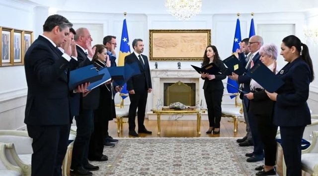 Para Presidentes Osmani  betohen nëntë anëtarët e rinj të KQZ së në Kosovë