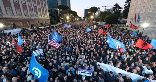 Qindra qytetarë marshojnë drejt Tiranës  i bashkohen thirrjes së opozitës për protestë