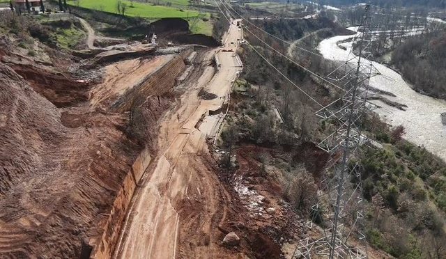 Juglindja 10 ditë e bllokuar  Merret vendimi  Ja kur rikthehet qarkullimi në aksin Librazhd Prrenjas