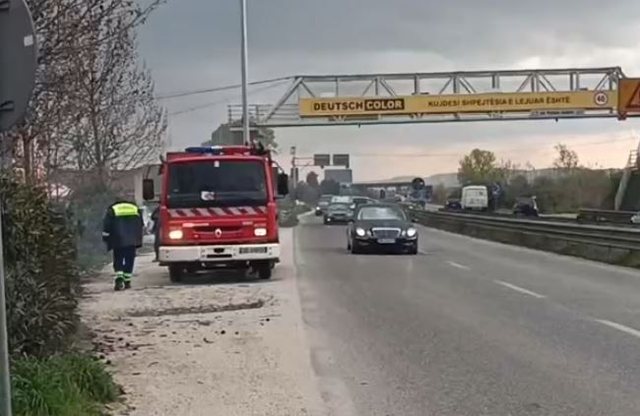 Zjarr i madh pranë autostradës Lushnje Fier  flakët rrezikojnë bizneset e zonës
