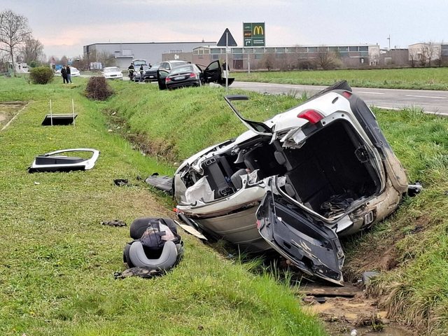 Tragjedia   Tentoi të kalonte  pastaj më goditi   parakalimi fatal i 29 vjeçares shqiptare lë pas 2 të vdekur e 8 të plagosur  mes tyre edhe   