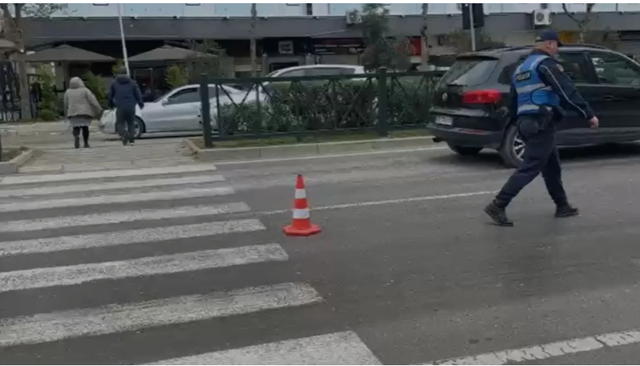 Aksidenti  Makina përplas 57 vjeçaren në vijat e bardha në Vlorë  drejtuesi i mjetit largohet me shpejtësi nga vendngjarja