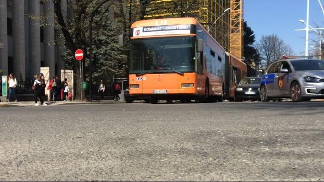 Nafta 217 lekë litri  Shoqatat e Transportit  Kërkojmë mbështetje financiare  ose do të rrisin çmimet e biletave