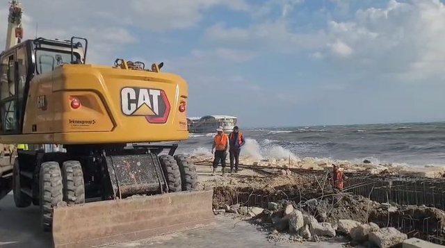 Era e fortë shkakton incident në Durrës  vetrata e xhamit shkëputet nga fasada e pallatit  s ka të lënduar