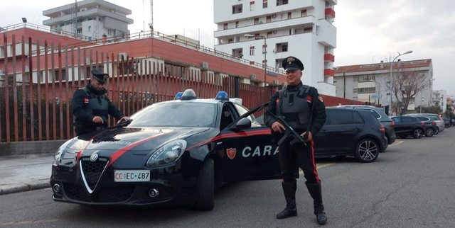 Nuk pranonte dot ndarjen  shqiptari në Itali  sulmon me hanxhar mishi bashkëshorten në mes të rrugës  E plagos rëndë  kapet gjatë arratisë  Në hotel   