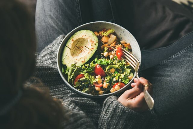 Gjumë i parehatshëm  Ja çfarë mund të konsumoni në darkë për të fjetur sa më mirë dhe pa u ndier të rëndë