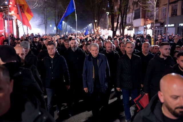 Berisha dhe protestuesit futen në ish Bllok  por shmangin Vilën 31
