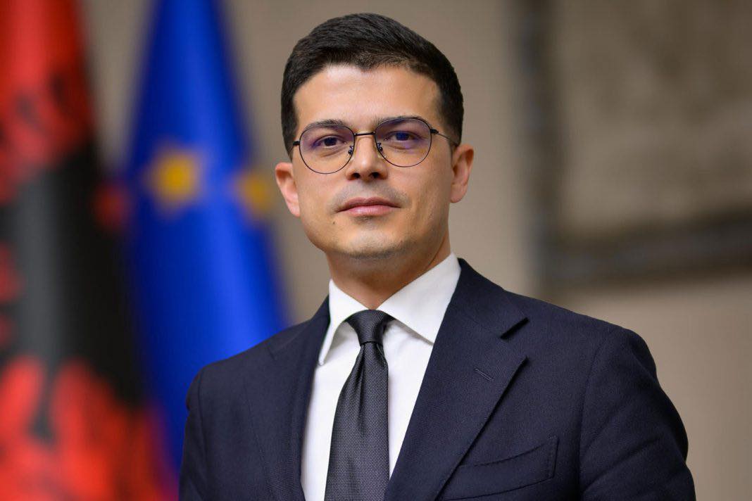 Shkarkimi i Pirro Vengut  Gazetarja  Emri i tij del në dosjen e portit të Durrësit dhe në tendera me miliona euro