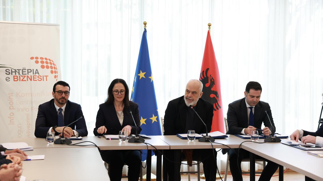  Kompensim për qytetarët   Rama iu përgjigjet shoqatave pas rritjes së çmimit të karburantit  Askush s do të përfitojë nga buxheti përveç pensionistëve  pikë 