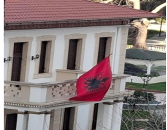 E turpshme  Flamuri kuqezi vendoset kokëposhtë në Shtëpinë e Flamurit