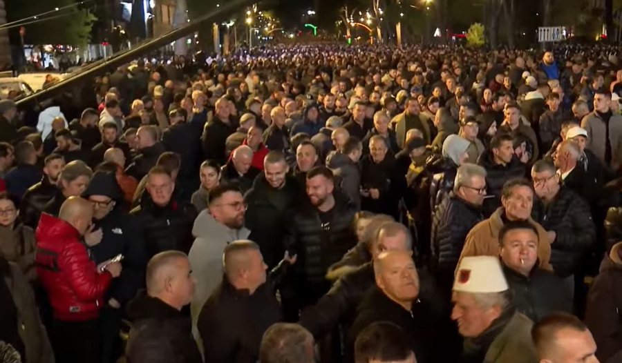Kundër korrupsionit dhe vjedhjeve qeveritare  Mijëra qytetarë në shesh i bashkohen protestës së opozitës