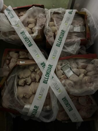 Skandali ushqimor në Tiranë  Iu bllokua 738 kg mish pule i rrezikshëm që ruhej në kushte alarmante  AKU pezullon aktivitetin e  KMY 