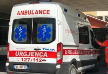 Berat/ Preku shtyllën e ndriçimit me shkarkesë elektrike, 3-vjeçari përfundon në reanimacion