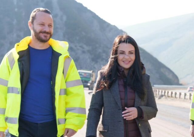 Iu zbuluan mesazhet me Ballukun  Kërkon shpalljen të pavlefshme të komunikimeve në celularë  Kushtetuesja shpall sot vendimin për Evis Berberin