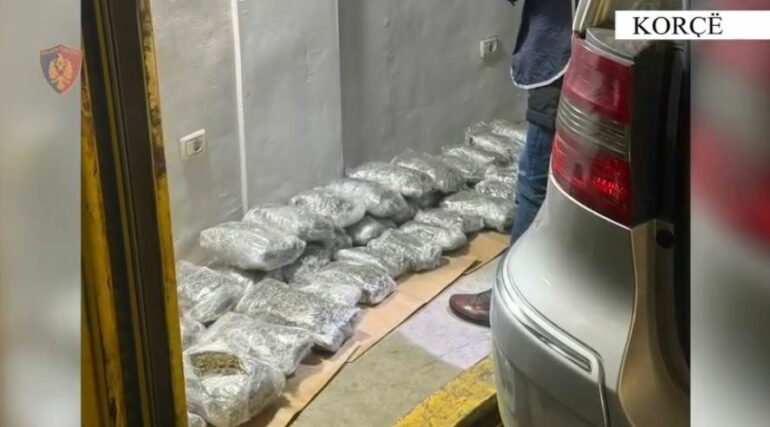 Kapet 34 kg kanabis në Kapshticë  arrestohen dy shtetas grek  droga ishte fshehur në 