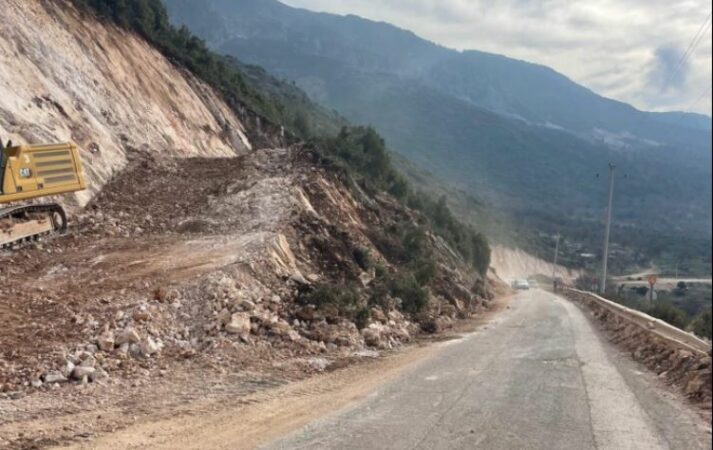 Shpërthim i kontrolluar në segmentin lidhës të Llogorasë  nuk ndërpritet trafiku