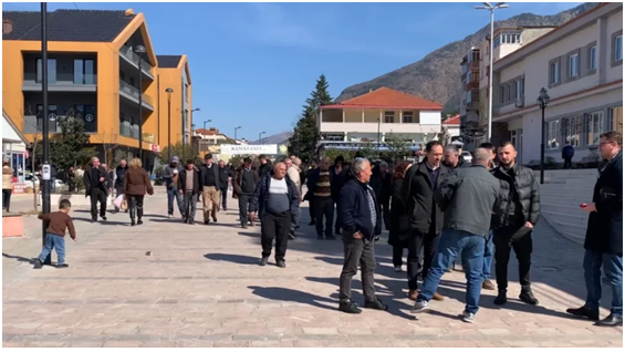 Mafia e pronave po grabit tokat dhe ujin e fshatit  banorët ngrihen në protesta