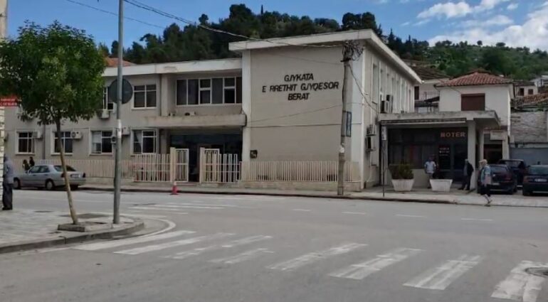 Akuzohet se abuzoi me mbesën  gjykata e Beratit lë në burg xhaxhanë  39 vjeçari  Sajesë nga kunata 