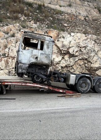 Digjet gjatë natës kamionçina në rrugën Delvinë Kardhiq