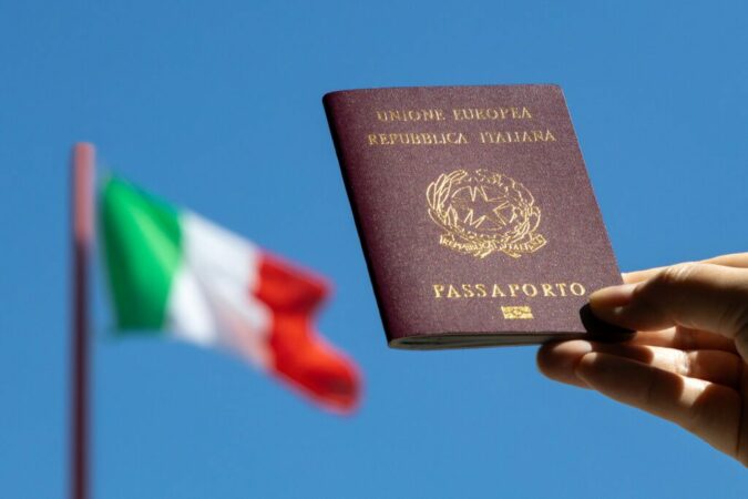 EUROSTAT  557 mijë shqiptarë jetojnë në Itali  141 mijë kanë pasaportë italiane