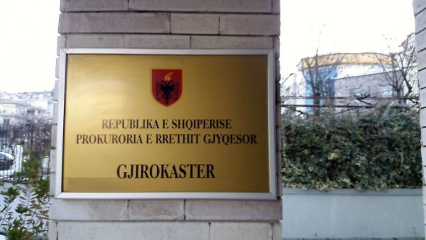 72 vjeçarja ra nga tarraca e Shtëpisë së të Moshuarve në Gjirokastër  merret në hetim drejtoresha dhe vartësja e saj