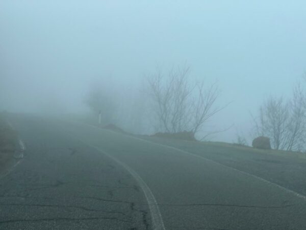 Mjegull e dendur në rrugën nacionale Burrel Skuraj  vështirësi për drejtuesit e mjeteve