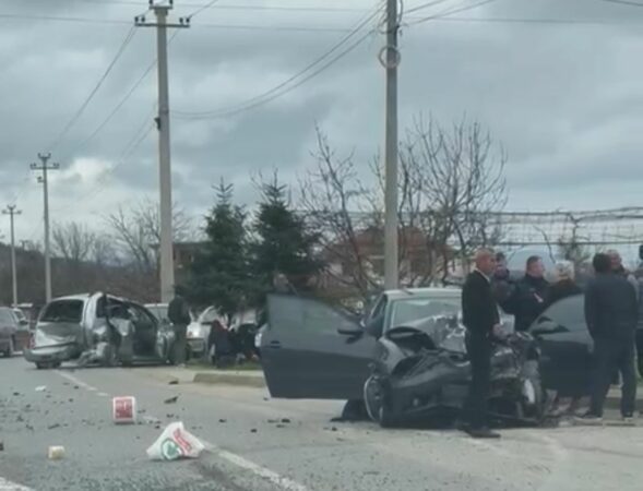 Aksident në aksin Korçë Maliq  Përplasen dy makina  raportohet për të lënduar