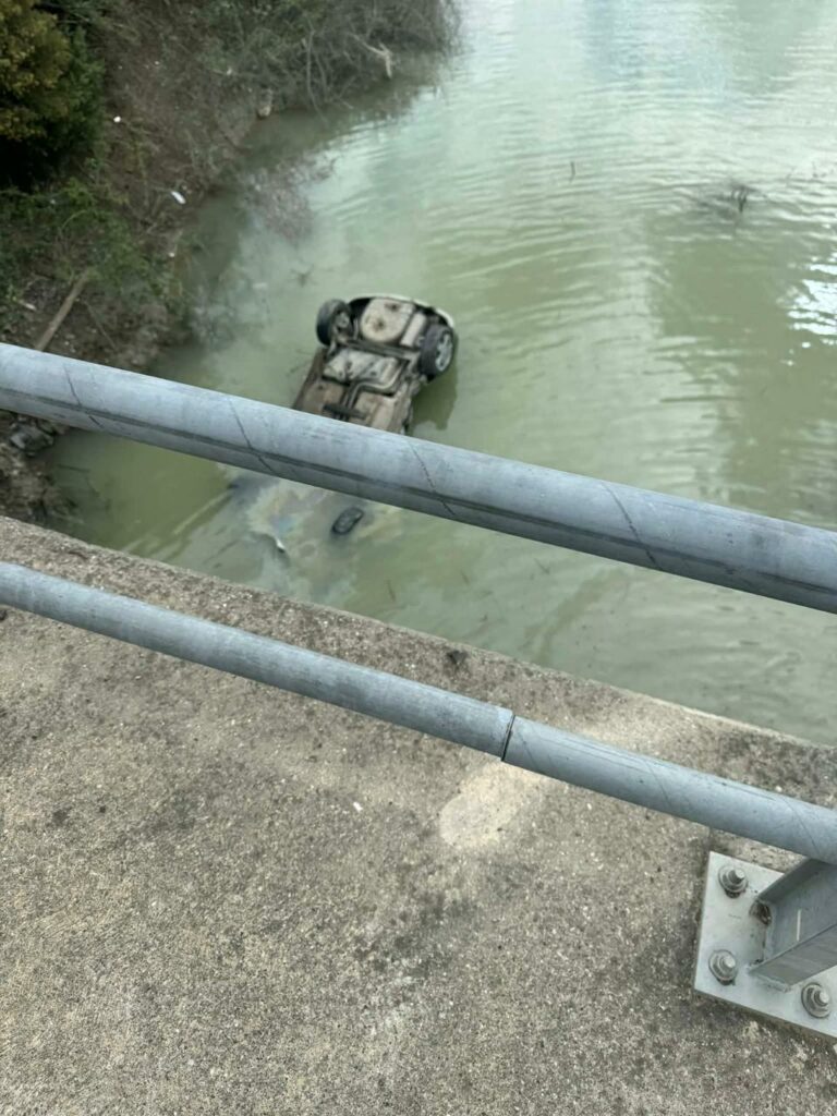 E frikshme në Gramsh  Makina del nga rruga dhe përfundon në liqenin e Banjës