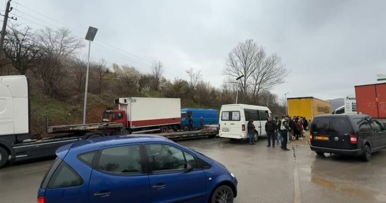 Aksident masiv në Qafë Plloçë  përplasen 3 kamionë dhe një fugon  bllokohet qarkullimi