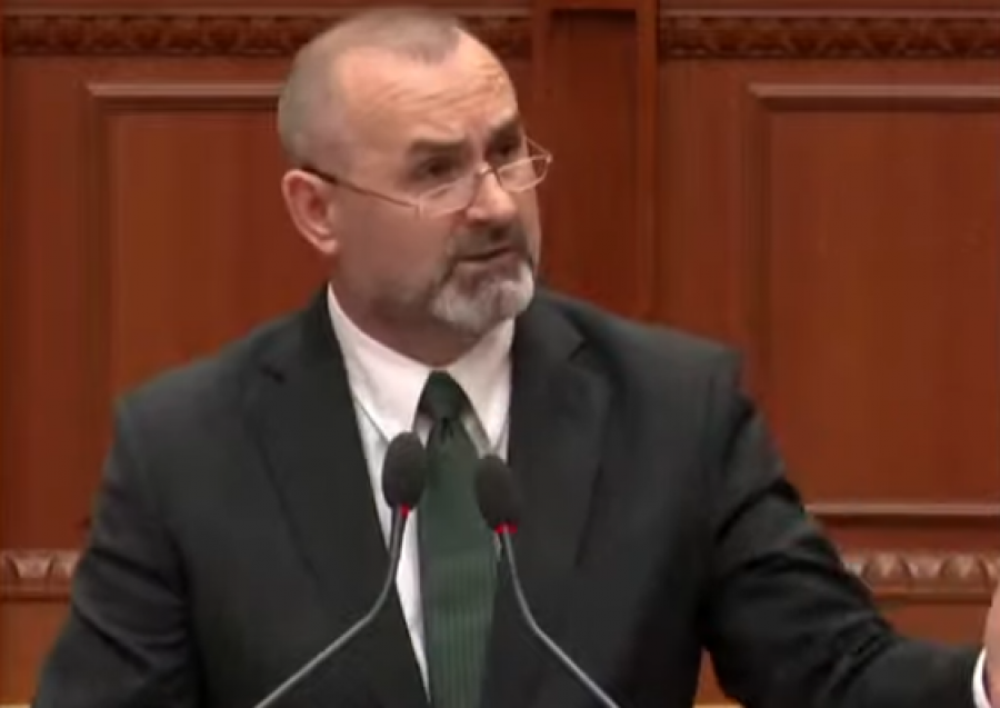 Manjës i thahet goja kur shpjegon arsyet se pse PS mbron korrupsionin