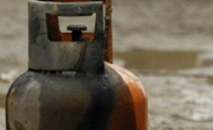 Shpërthen bombola e gazit  përfshihet nga flakët banesa në Mallakastër