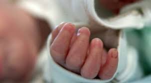 Lindi prematurë  foshnja 2 muajshe në Korçë rrezikon jetën