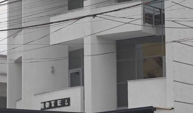 Plagosja e 18 vjeçares te hoteli  Gjuta  në Sauk  arrestohen babai dhe kushëriri i të dashurit të saj